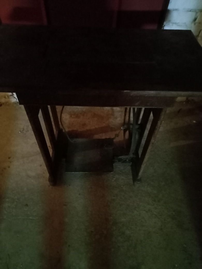 Stary stolik pod maszynę do szycia