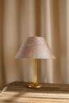 mosiężna lampa nocna z abażurem vintage w delikatnej kolorystyce