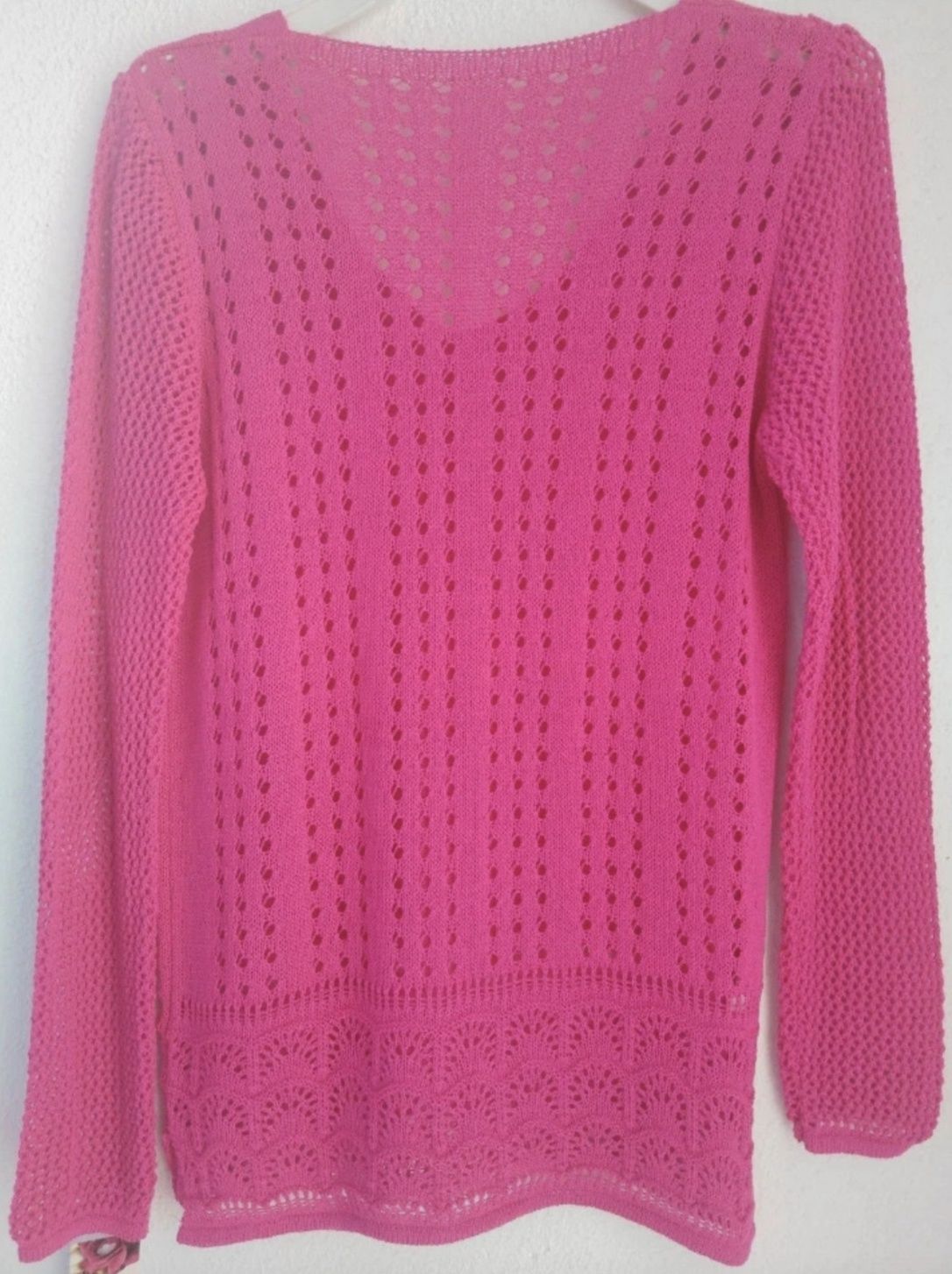 Camisola, rosa fushia, em malha fria, italiana. Manga comprida.