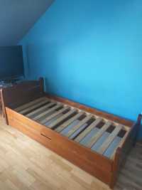 Łóżko z litego drewna.