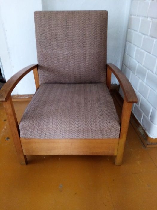 Sprzedam szafę z litego drewna w bardzo dobrym stanie z fotelami