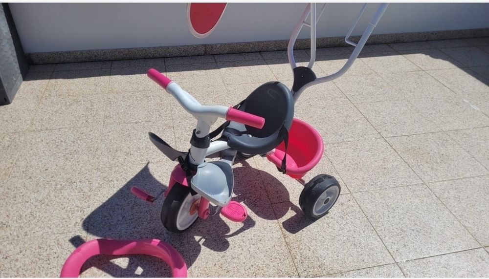 Triciclo de menina 
Entrego em mãos