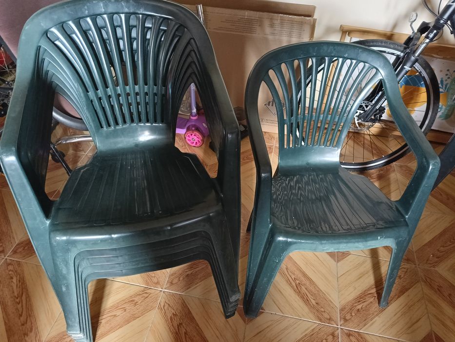 Plastikowy stół i krzesła