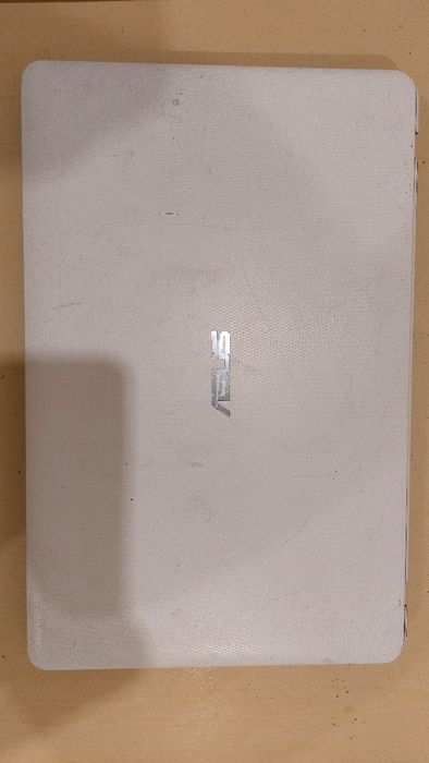 Ноутбук на деталі