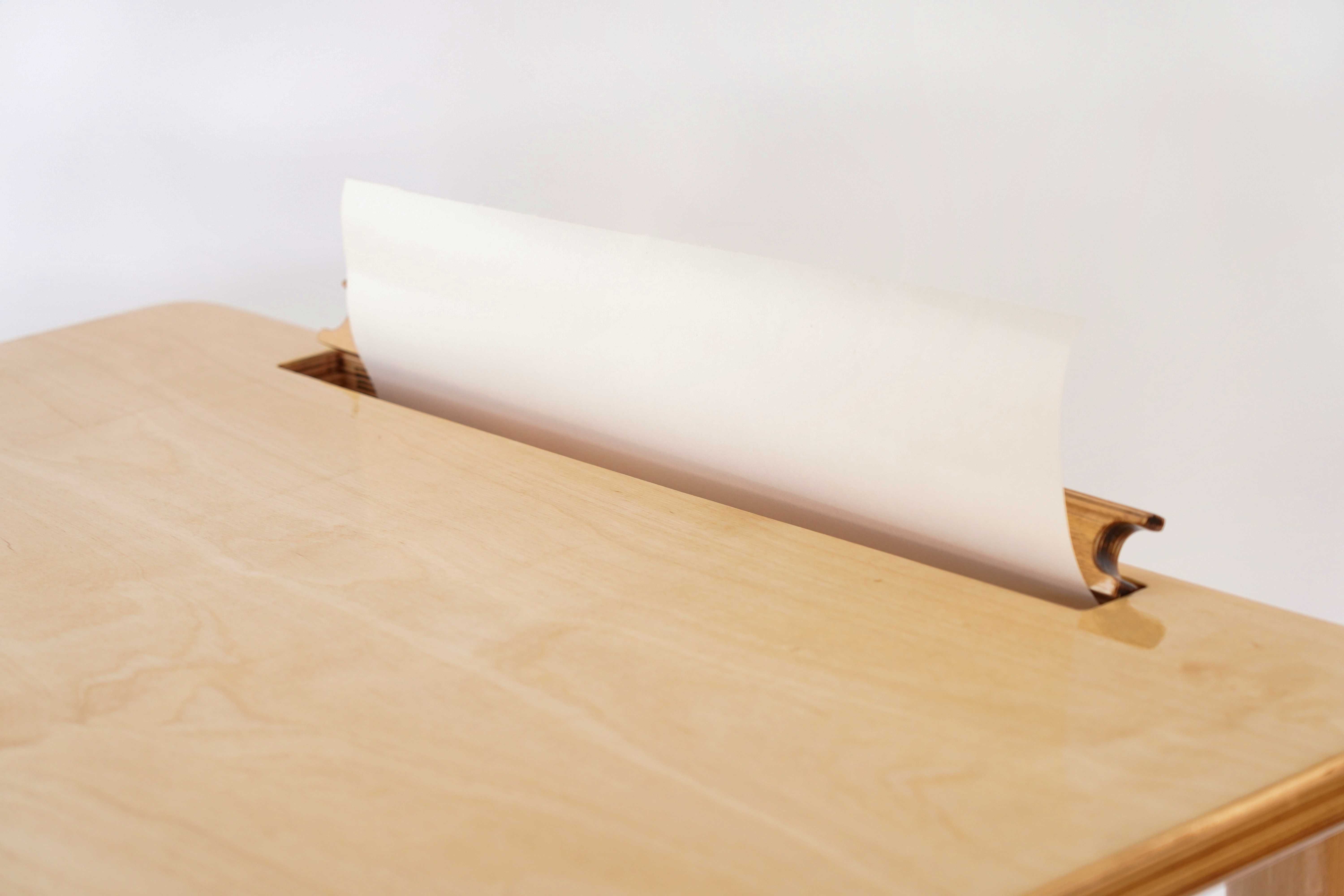 Stolik Minimalle z podajnikiem na papier IKEA MÅLA