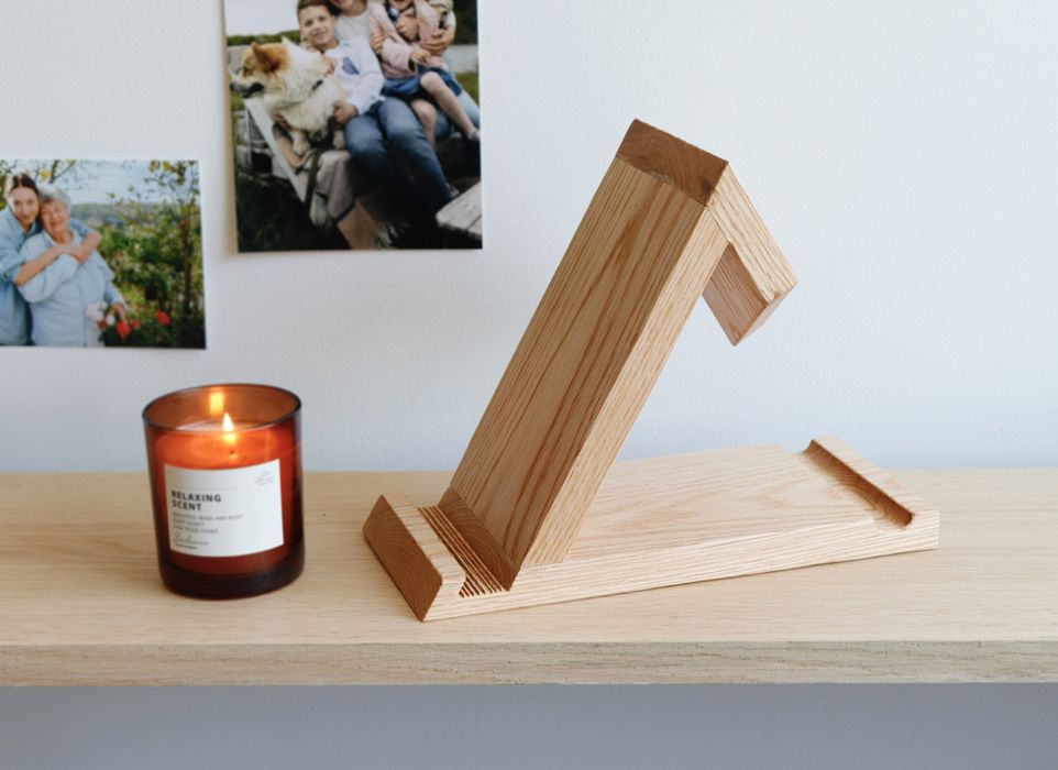 Dębowy stojak na e-book, drewniana podstawka