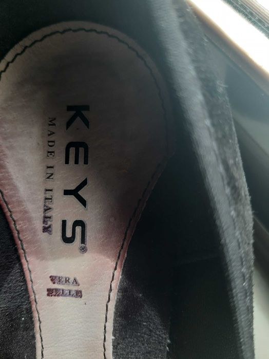 Sapatos pretos em camurça da marca italiana Keys