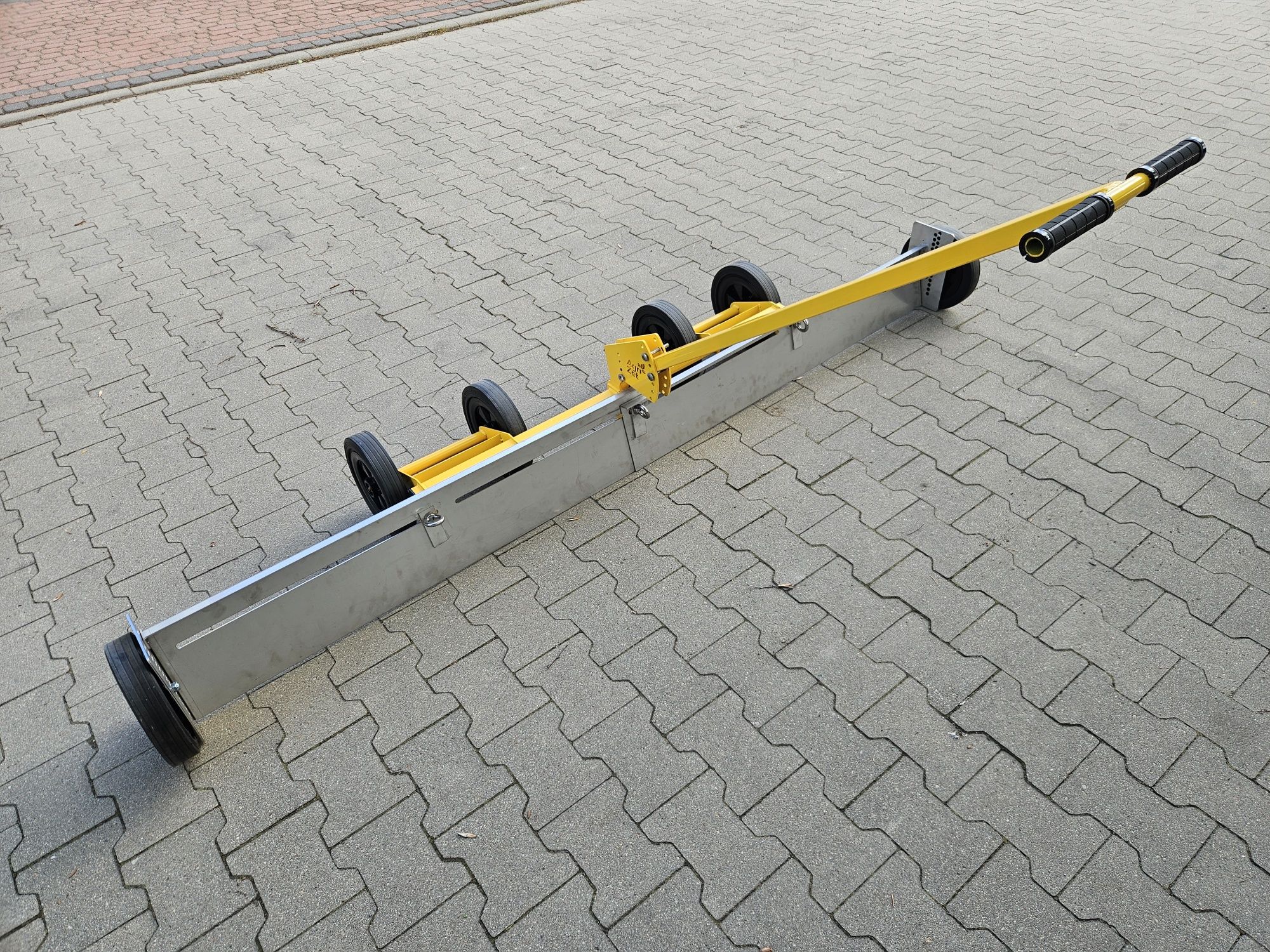 Niwelator ręczny rozsuwany / równarka ziemi /

listwa niwelująca