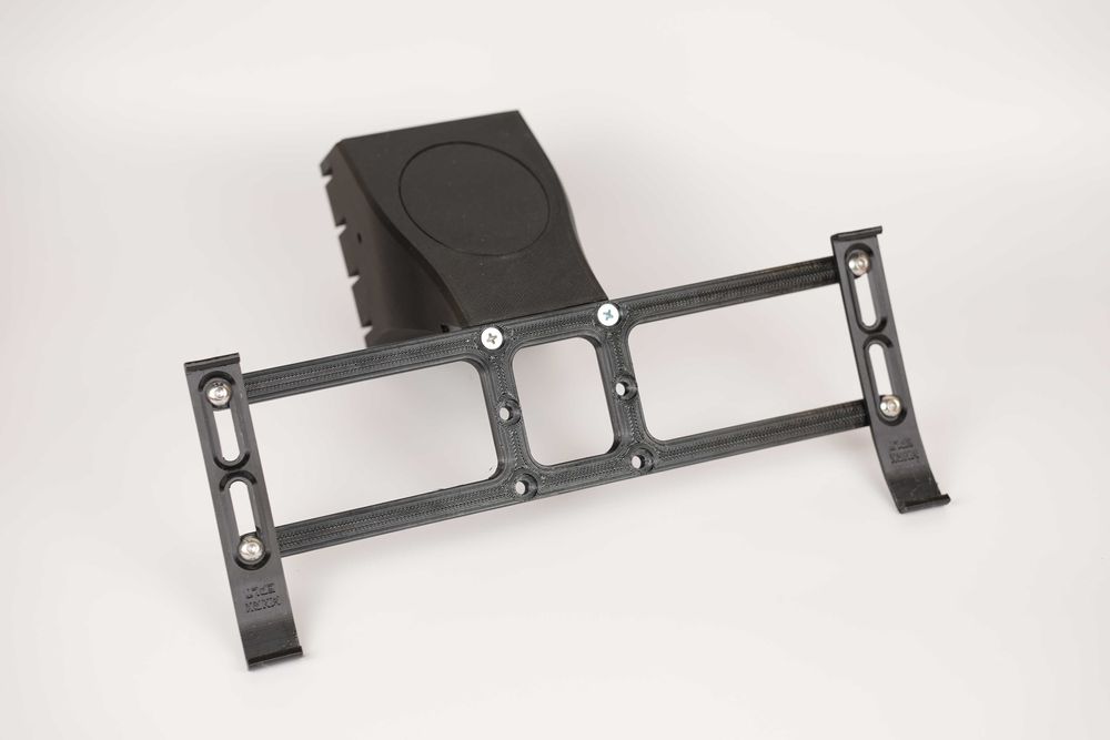 Крепление под номер знак Tesla Model S X Plaid (Номерная рамка)