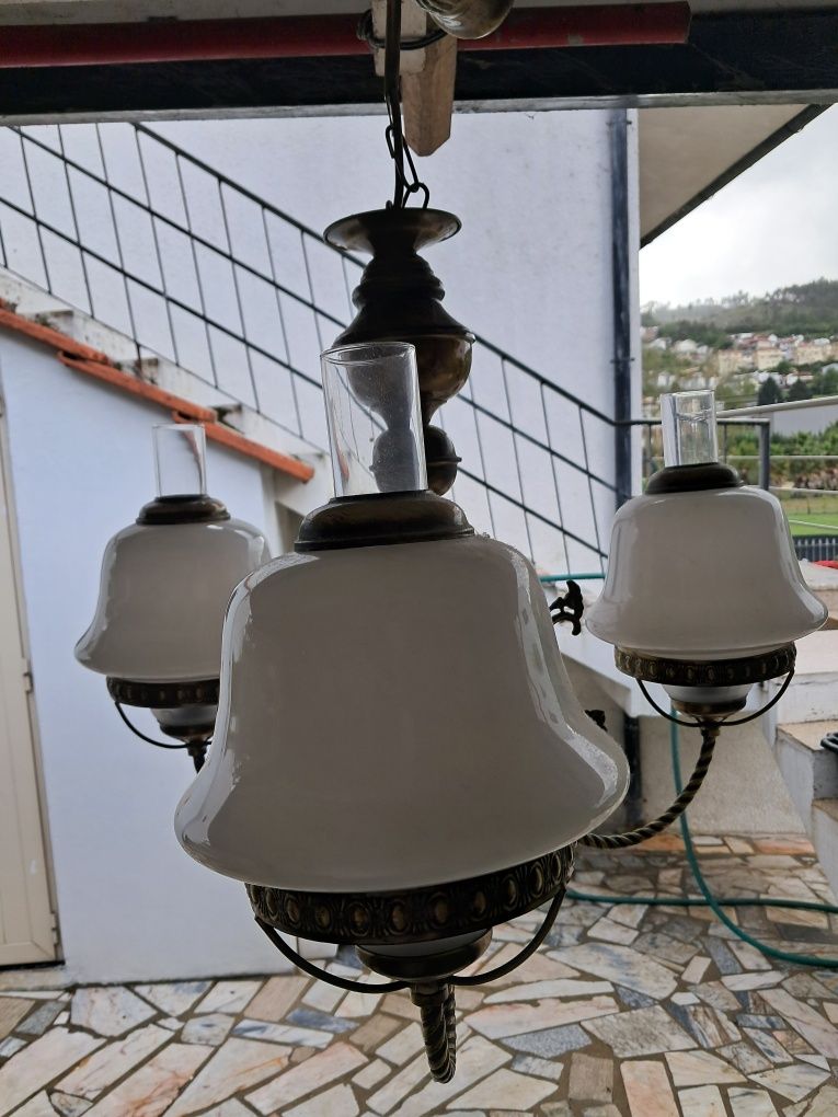 Candeeiros muito antigos para quartos salas etc são em latão