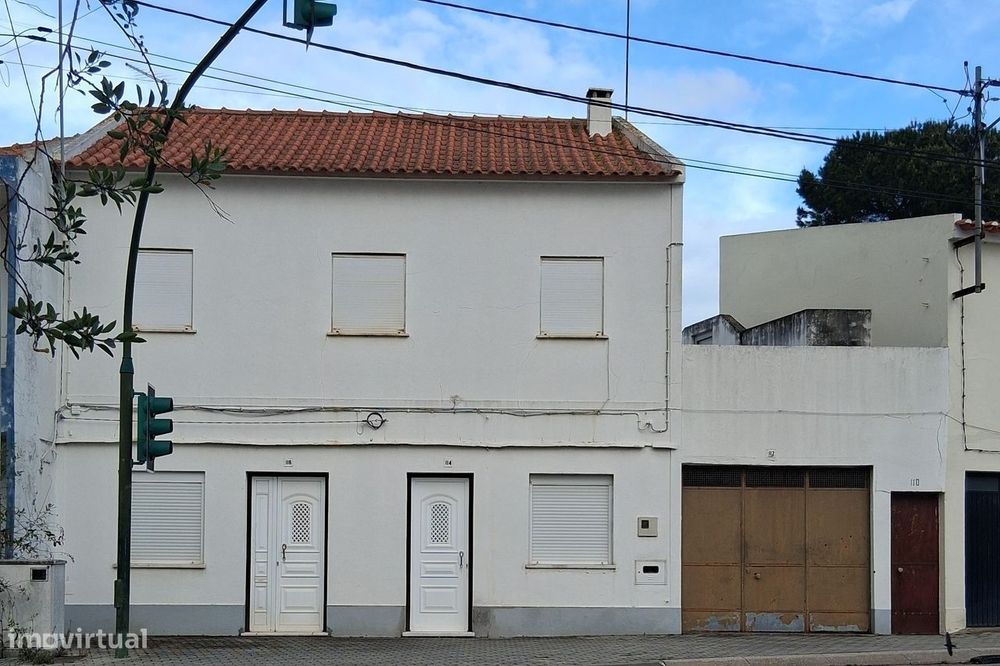 Moradia com Quintal, Garagem e Anexos no Coração de Coruche – Santarém