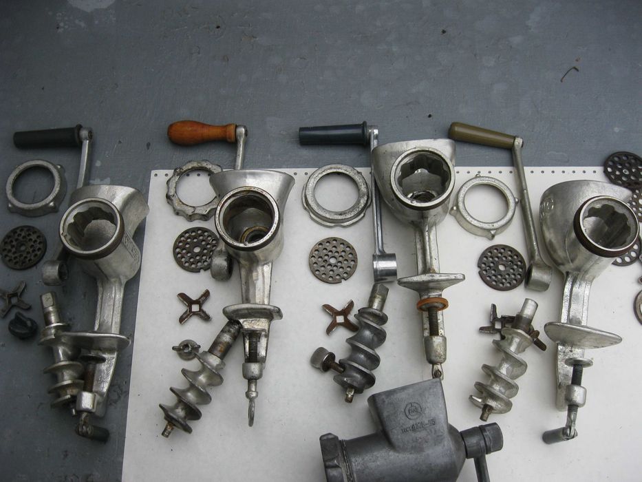 Продам чугунную мясорубку СССР