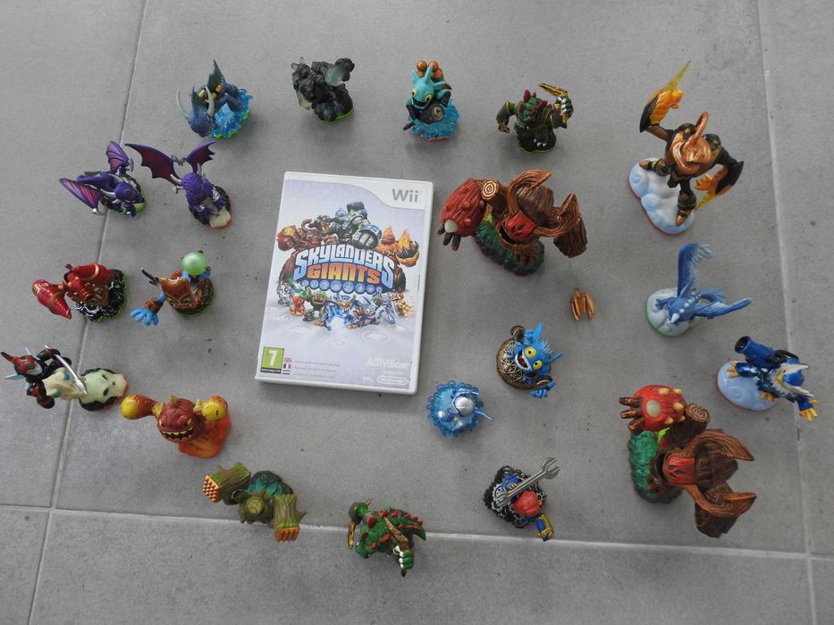 Wii jogo Skylanders Giant com figuras e base