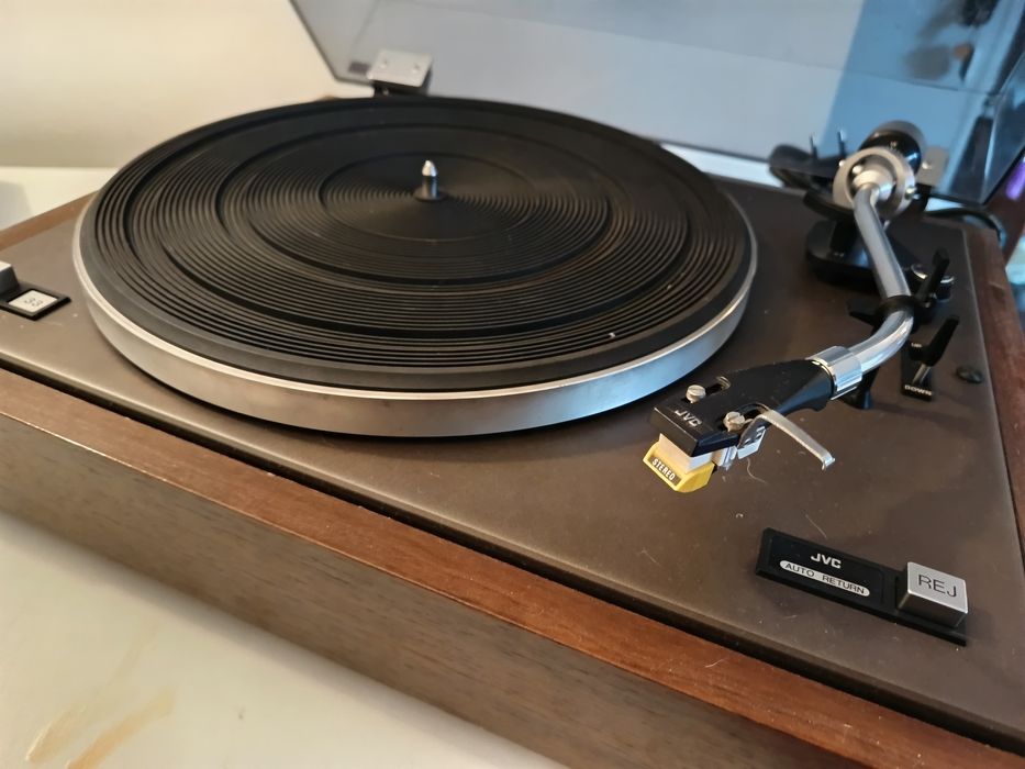 Sistema som vintage JVC rádio cassete e gira discos