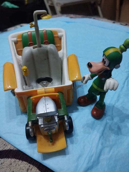 Carro transformável Disney e Pateta