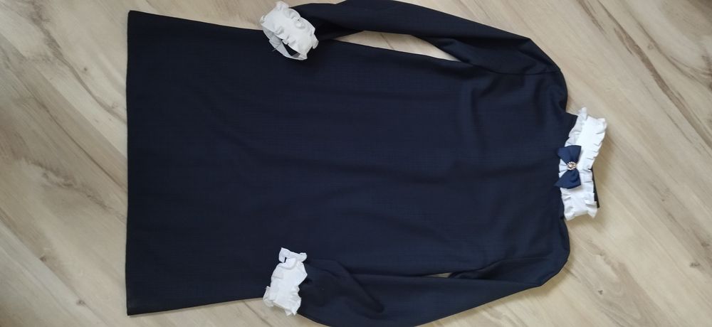 Продам красивое школьное платье  134(больше мерить)