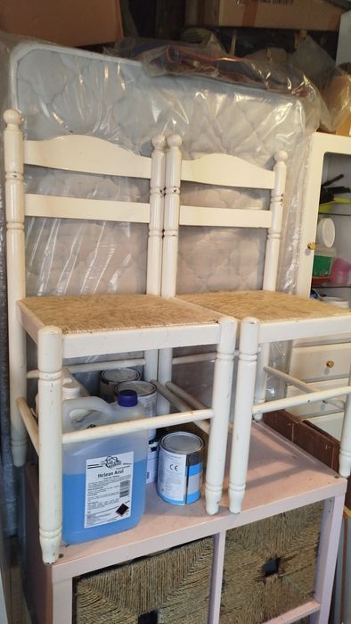 Quatro cadeiras brancas de cozinha