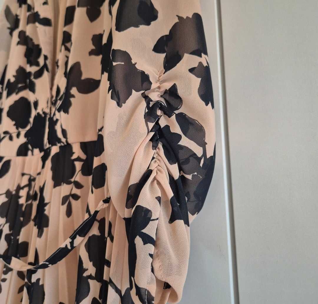 Reserved śliczna beżowa sukienka w czarne kwiaty elegancka  M