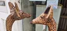 Casal de girafas em madeira esculpida
