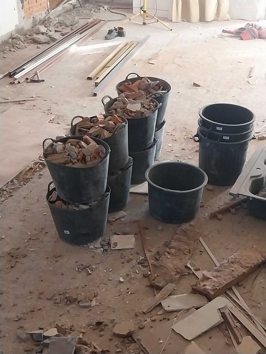 Madeiras pladur telhas entulho sucatas lixo moveis eletrodomésticos