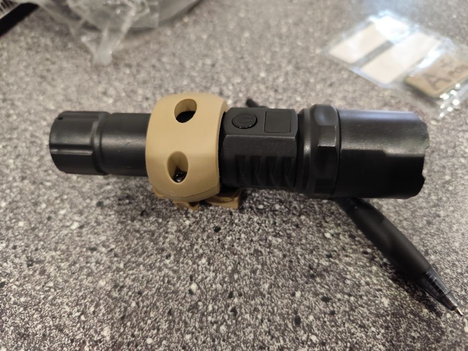 Mocowanie latarki taktycznej na hełm fast kewlar