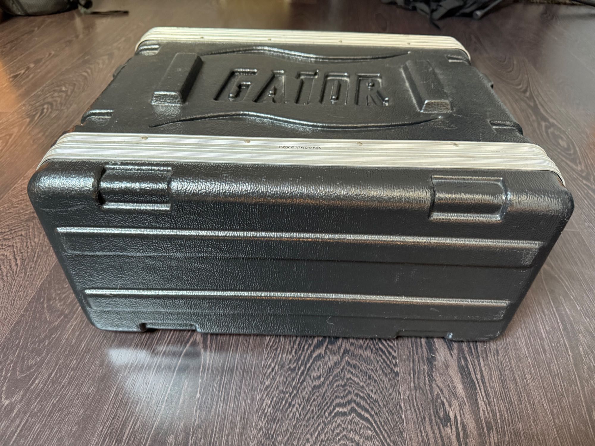 Rack Gator 4U em plástico rígido – bom estado