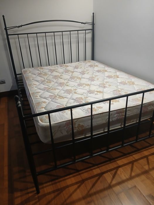 Cama de ferro com ou sem colchão , Espelho moldura e Baú,  de madeira