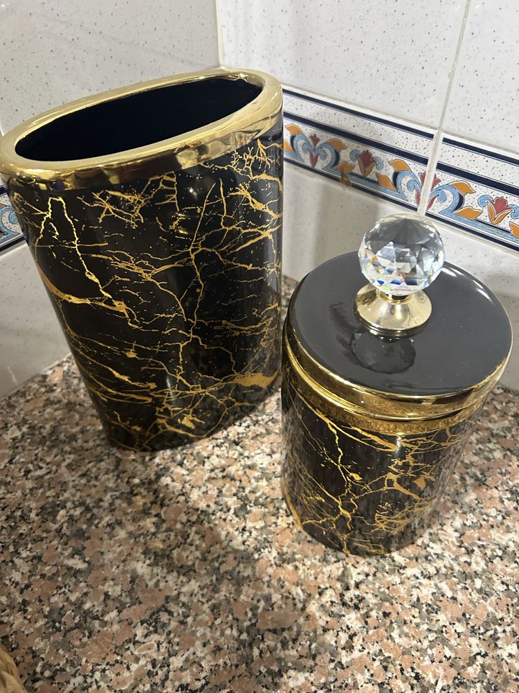 2 Jarras pretas e douradas