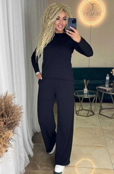 Женский костюм свободного кроя в рубчик