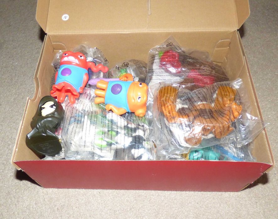 Pudełko różnych figurek (Avengers i inne)