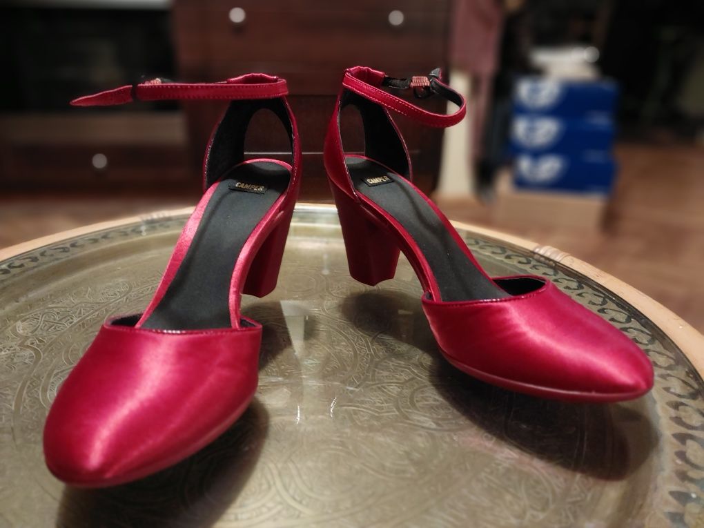 Nowe czerwone satynowe pantofle na obcasie Camper r.39