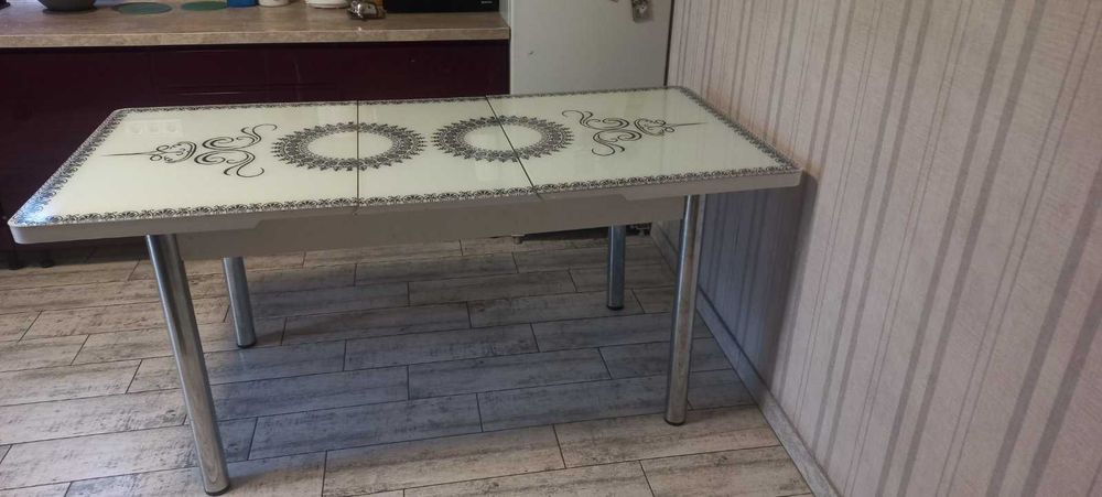 Кухонний обідній стіл