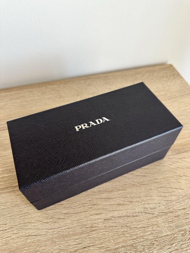 Óculos pretos da Prada