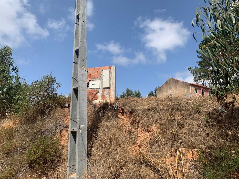 Terreno misto com 11460m2 e casa para recuperar - Salir de Matos
