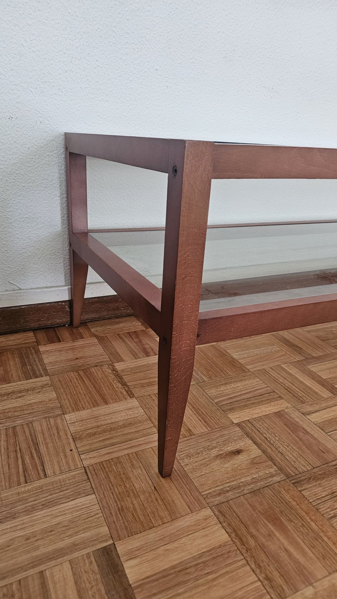 Mesa de centro em madeira com vidro