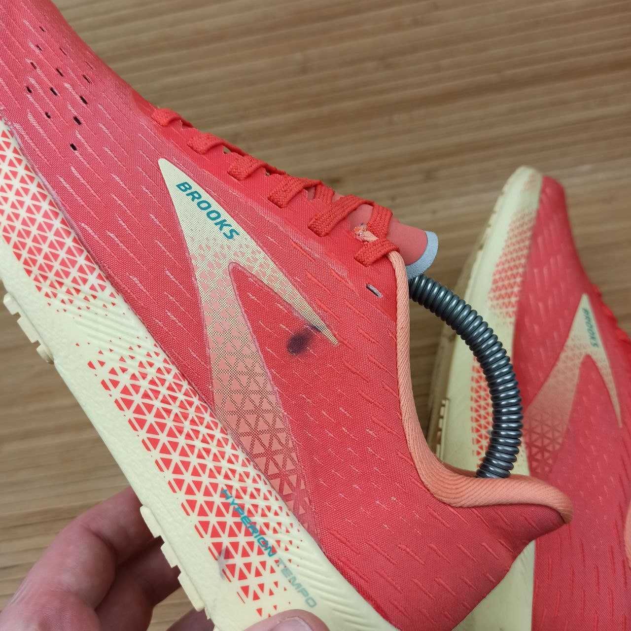 Бігові кросівки Brooks Hyperion Tempo  Розмір 41 (26,5 см.)