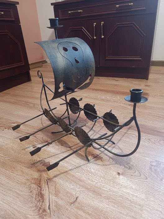 Świecznik piracki statek z metalu