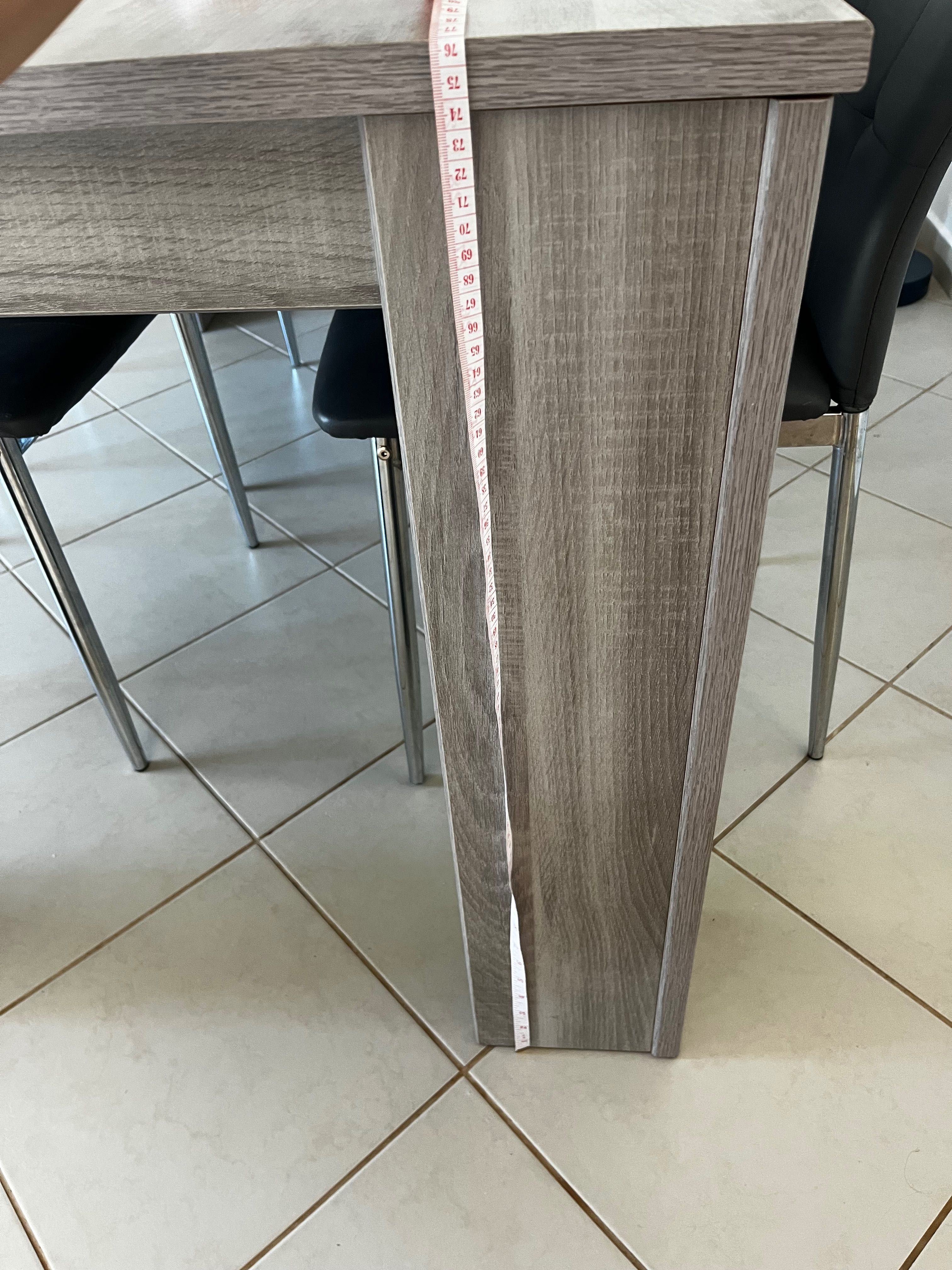 Mesa con 4 cadeiras