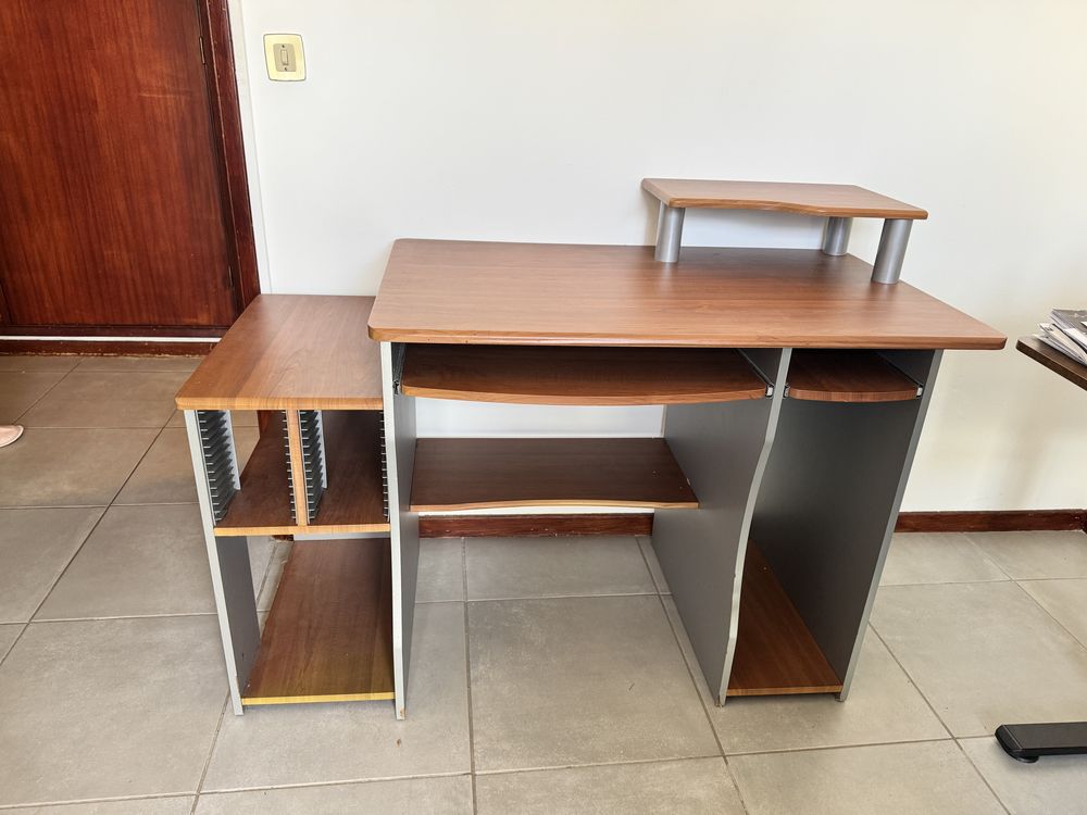 Secretária com Espaço Para Computador Fixo