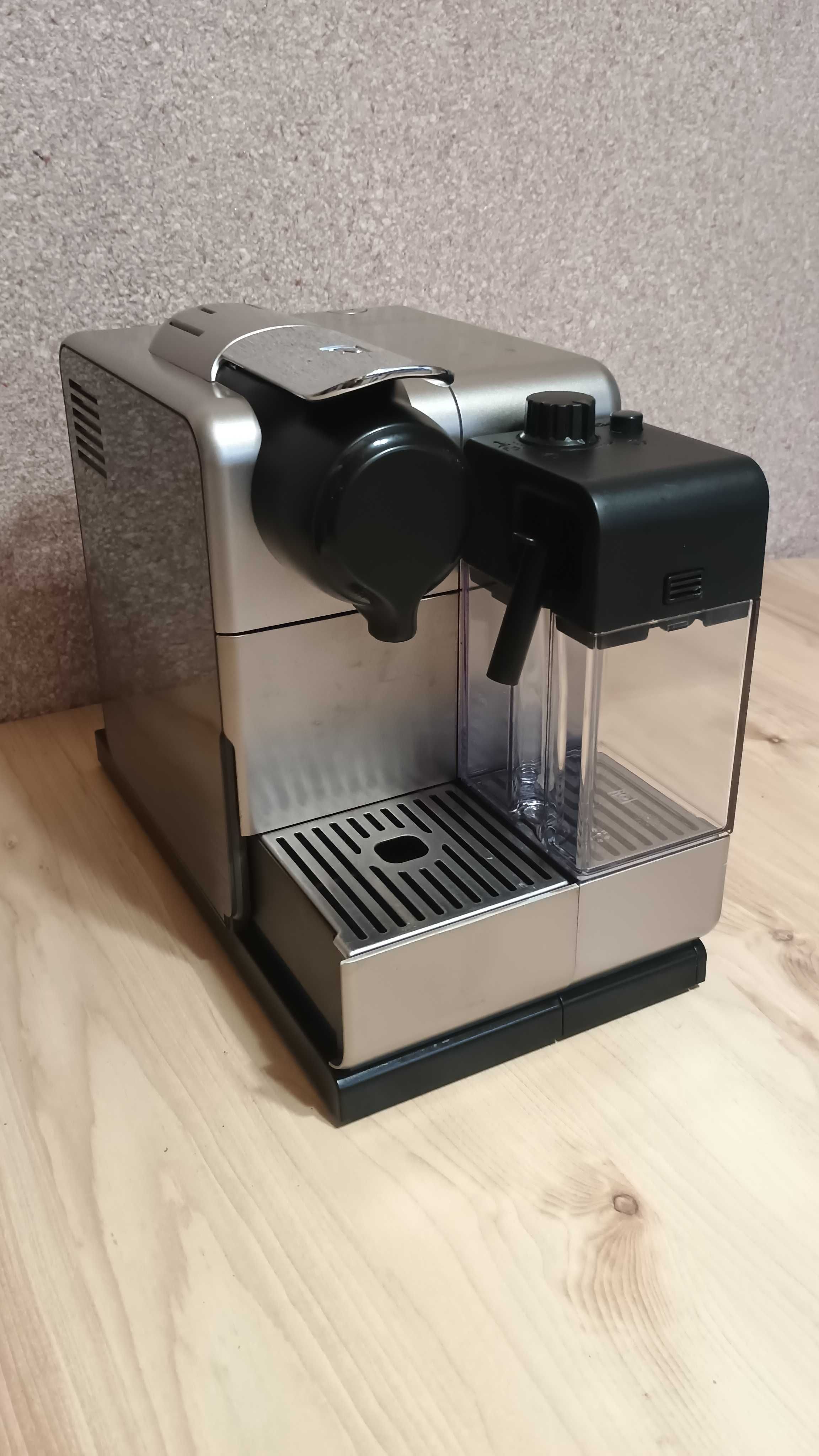 Капсульная кофемашина  Nespresso Lattissima Touch EN560 с молочником