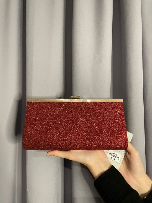Czerwona błyszcząca kopertówka