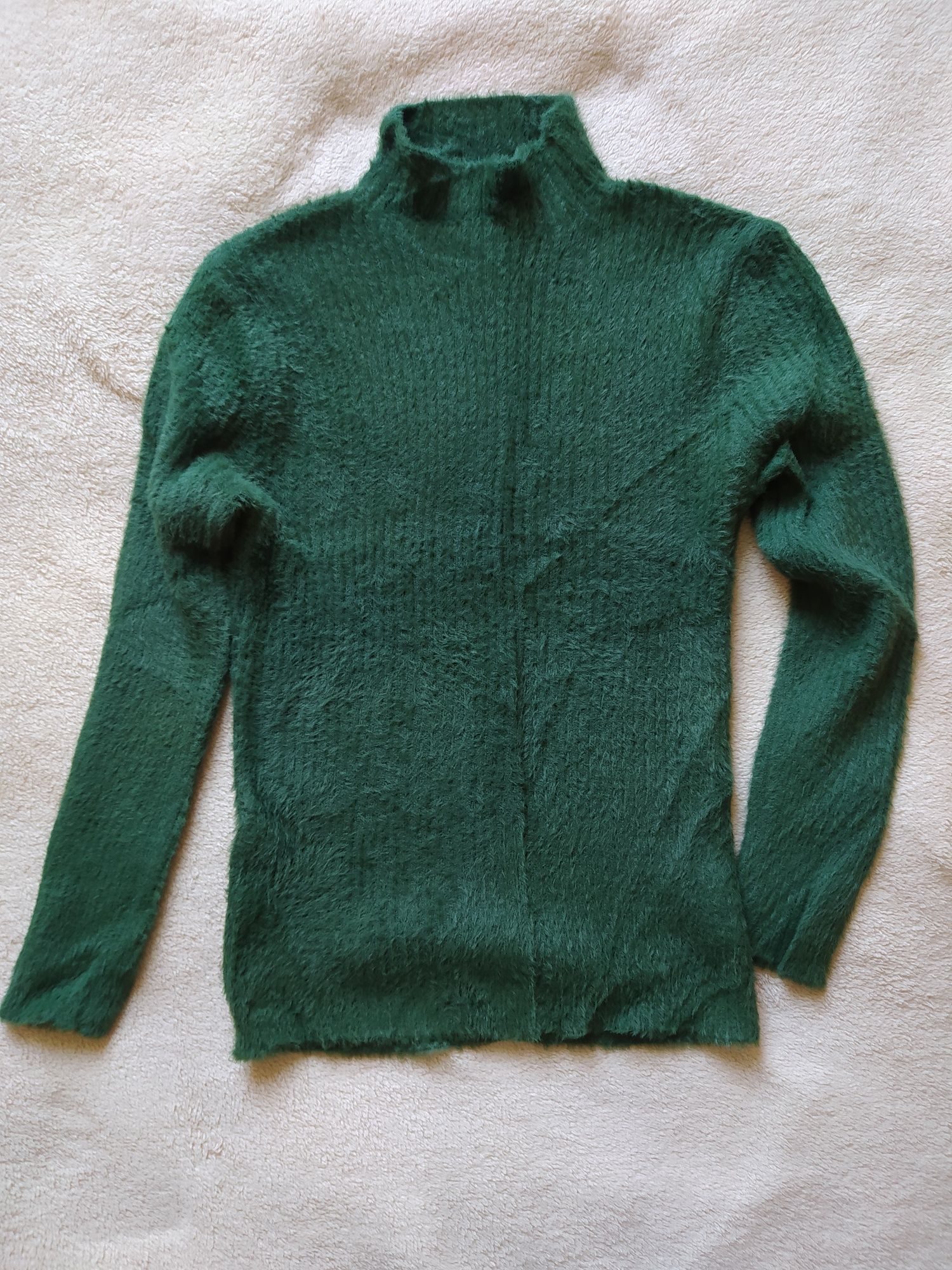 Zielony sweterek z półgolfem