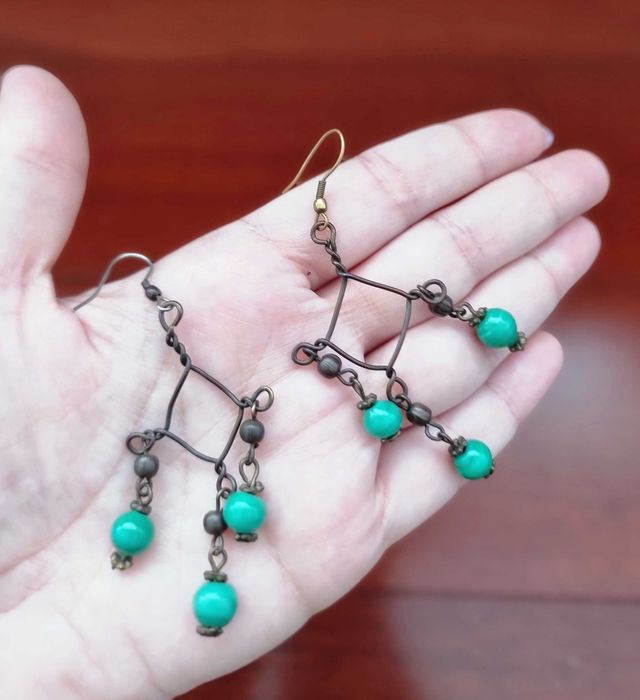 Brincos escuros com bolas verdes