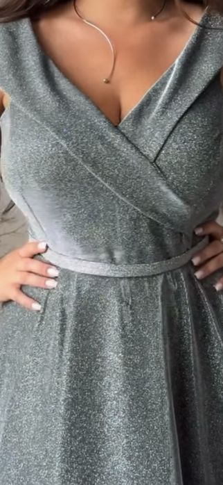 Продам сукню красивого блискучого сірого кольору
