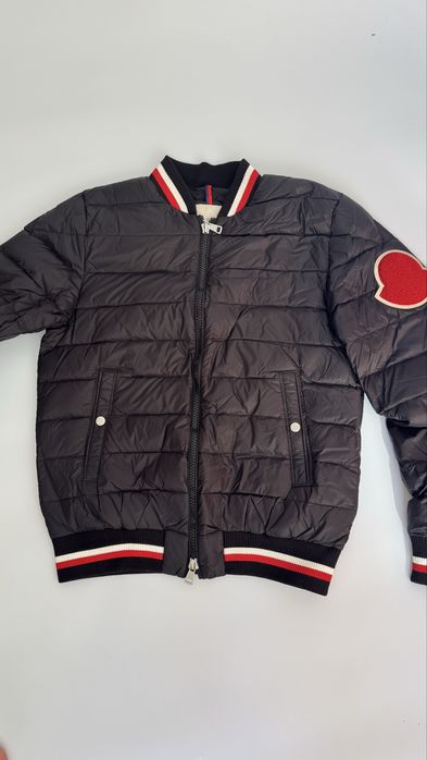 Бомбер Moncler..