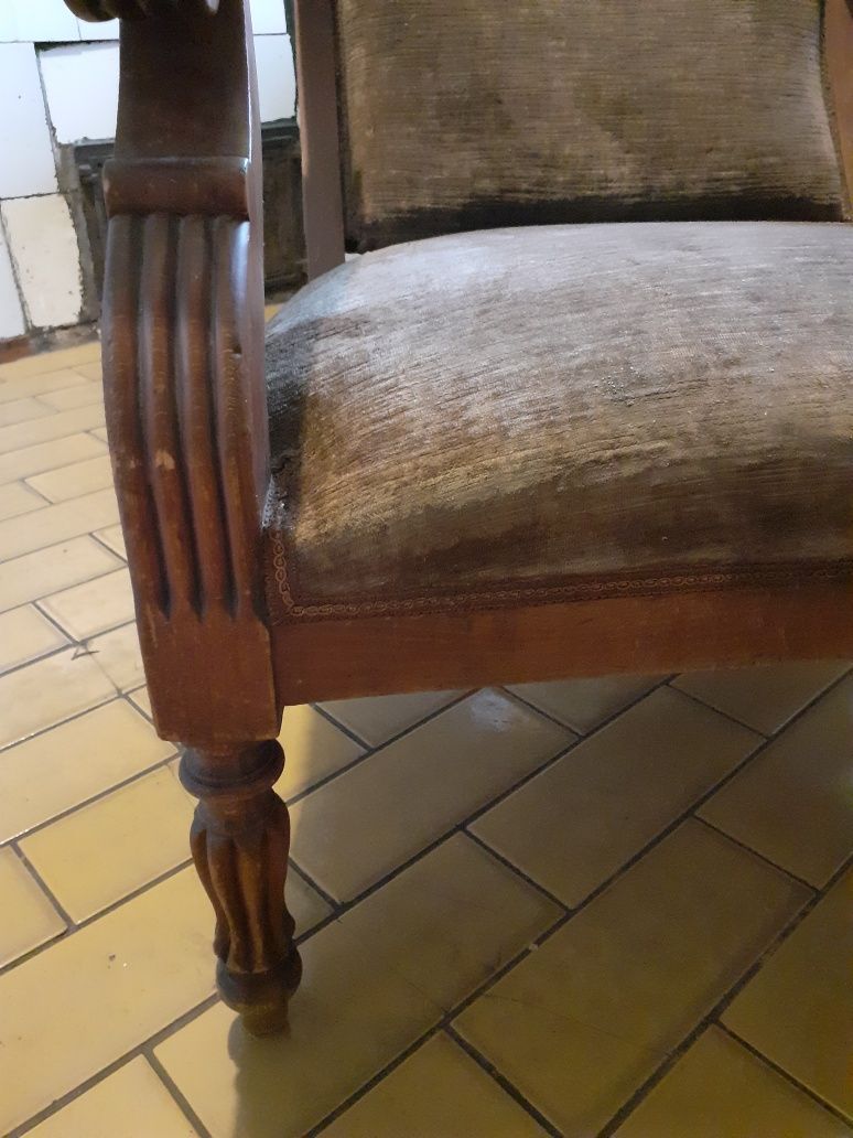 stary  fotel  do odnowienia