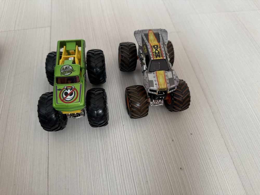 Resoraki 10 super samochodów 5 małych 3 średnie 2 wielkie