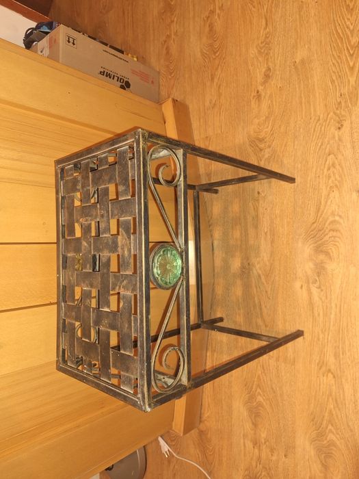 Stolik ze szklanym oczkiem