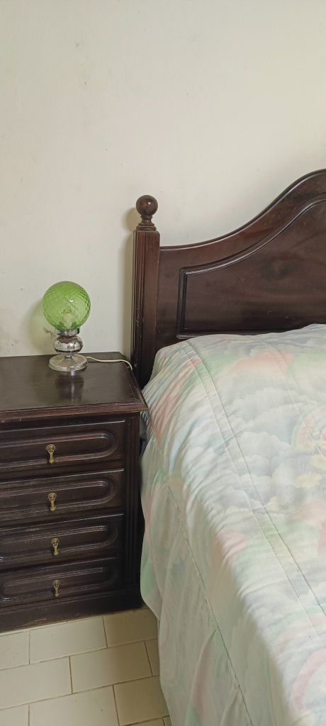Cama de 120cm com mesa de cabeceira