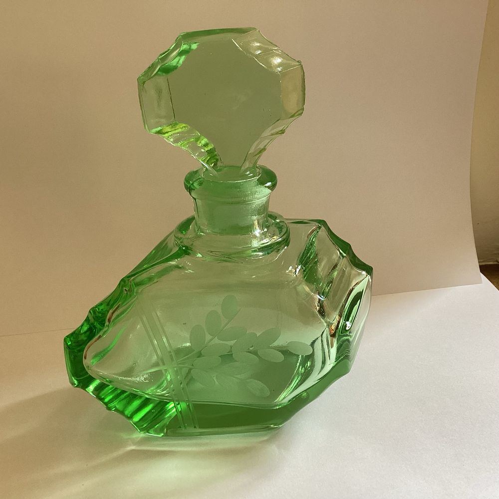 Karafka na perfumy koloru zieleni uranowej
